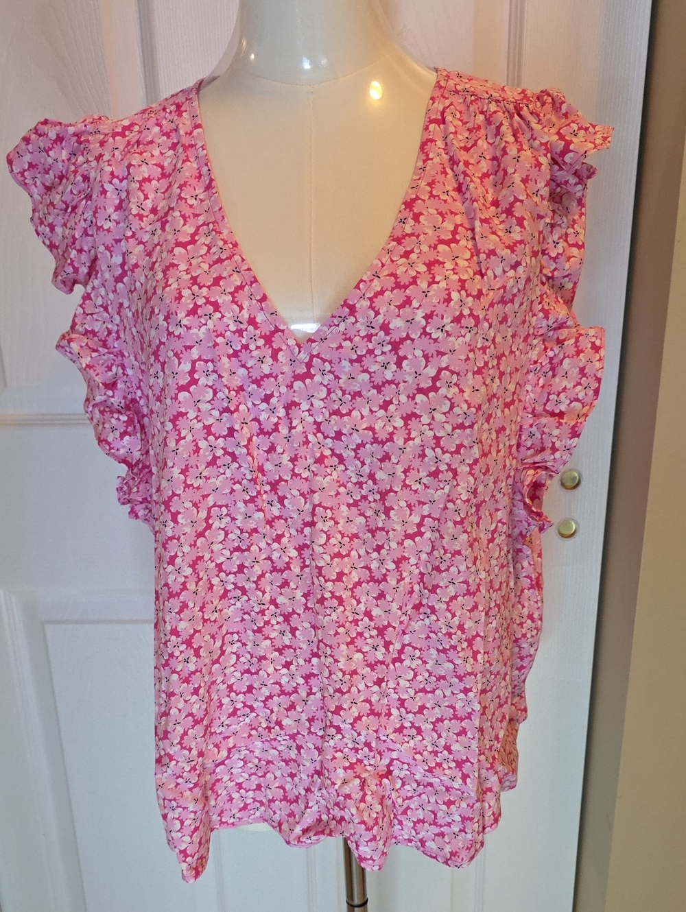 NWT Pink Floral V-Neck Ruffle Sleeve Blouse